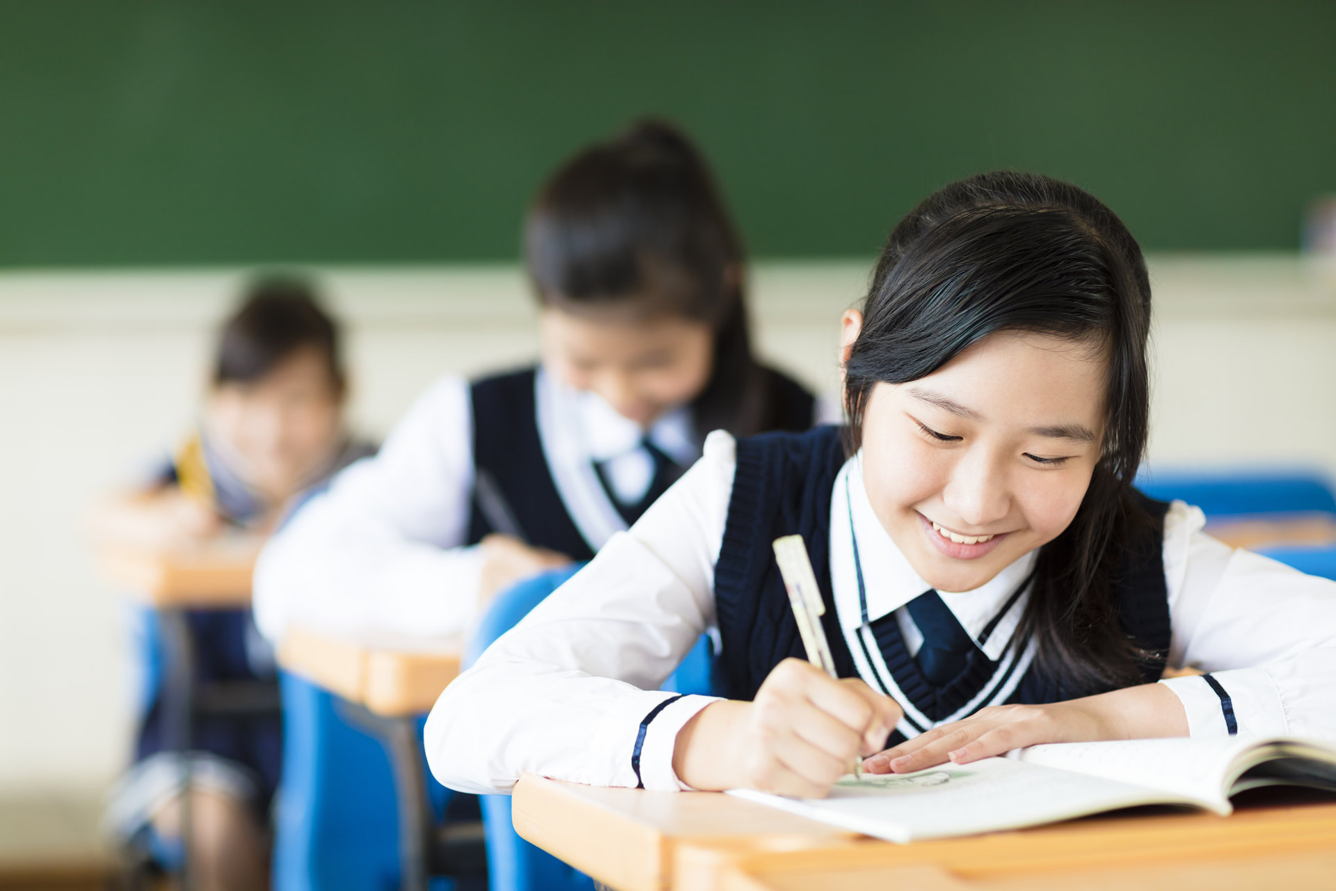 女兒在讀高二，他如何能快速拿到身份讓孩子參加錄取率高“香港高考”